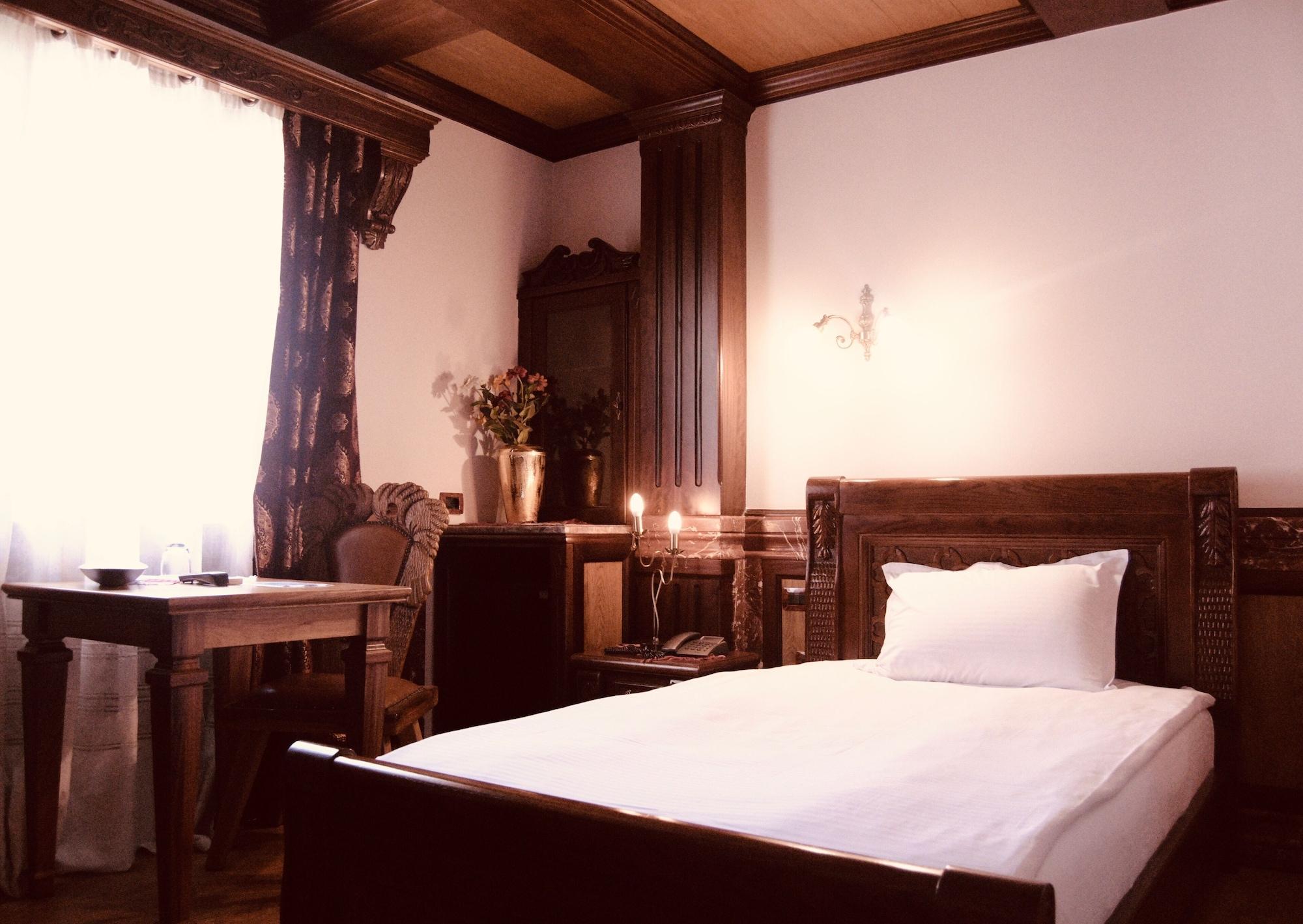 Brilant Antik Hotel Тирана Екстериор снимка