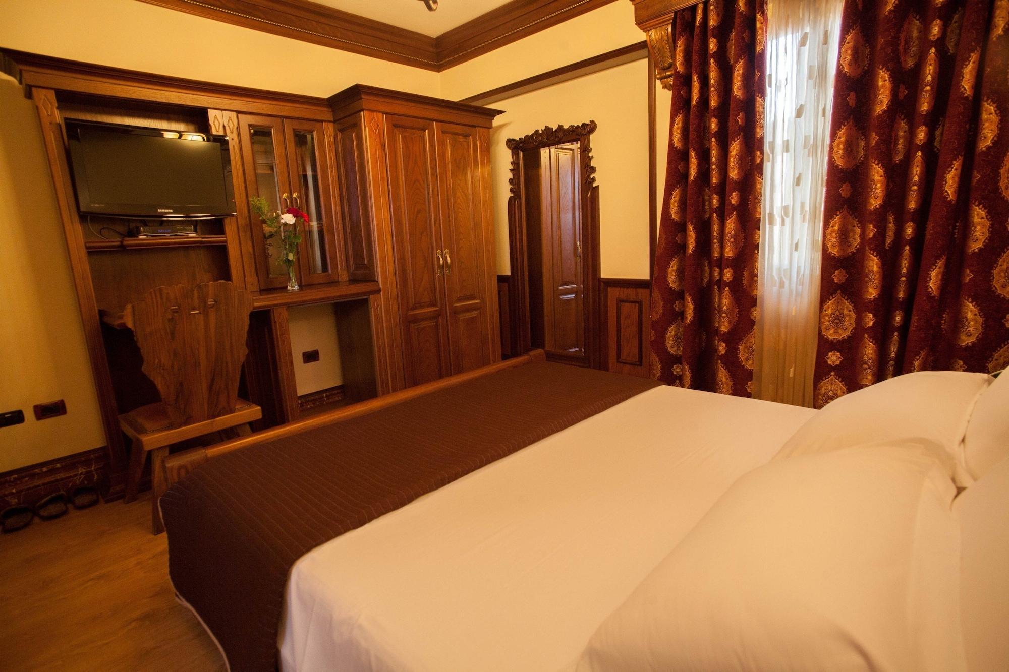 Brilant Antik Hotel Тирана Екстериор снимка