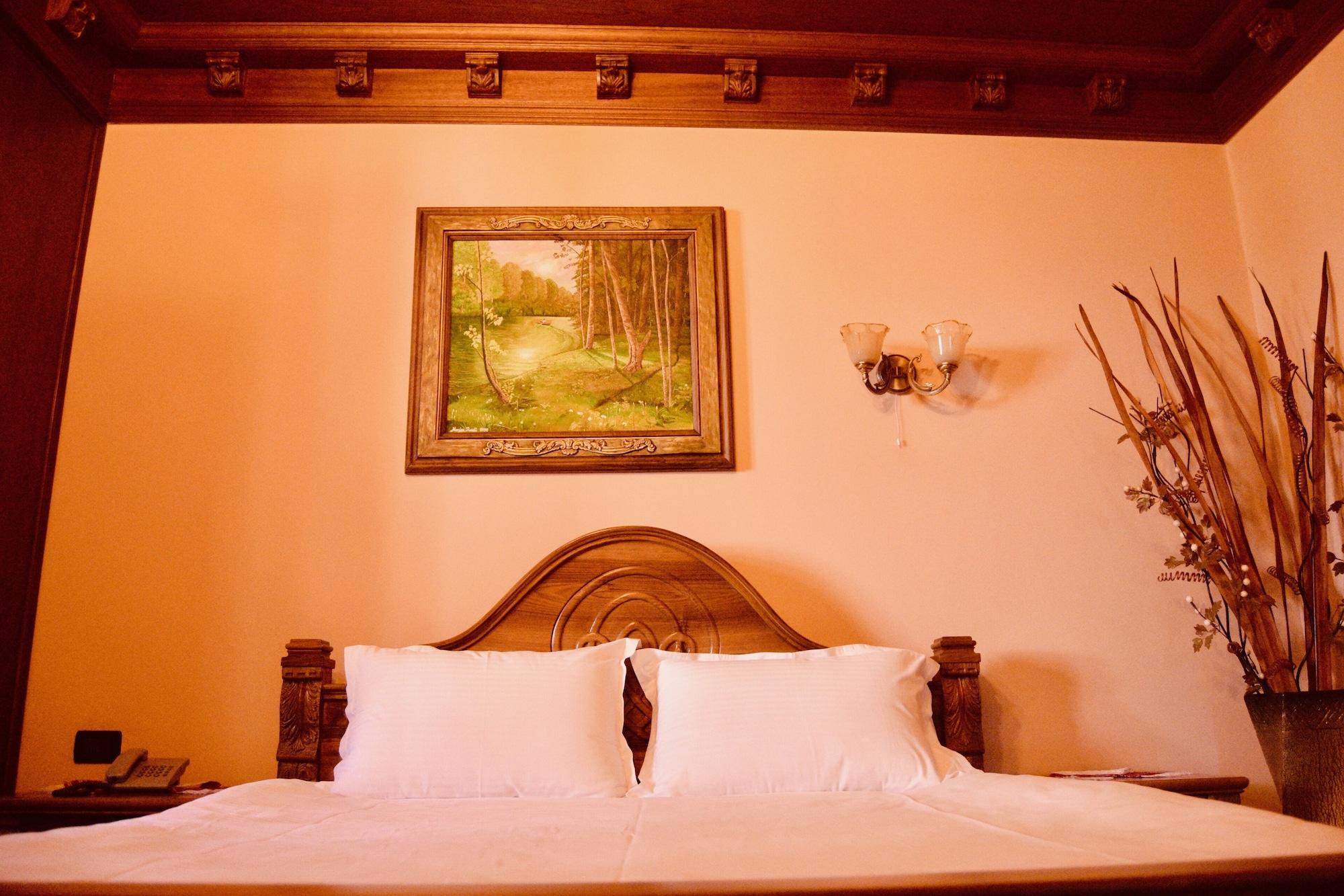 Brilant Antik Hotel Тирана Екстериор снимка