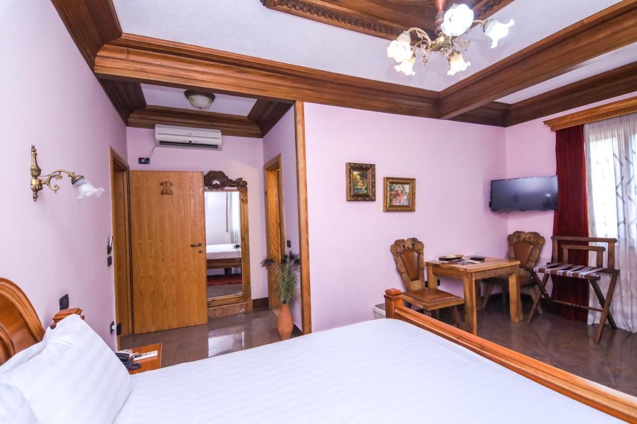 Brilant Antik Hotel Тирана Екстериор снимка