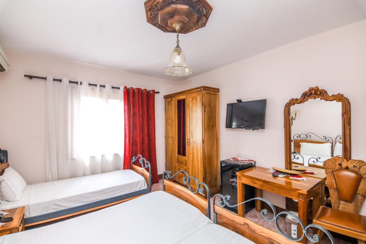 Brilant Antik Hotel Тирана Екстериор снимка