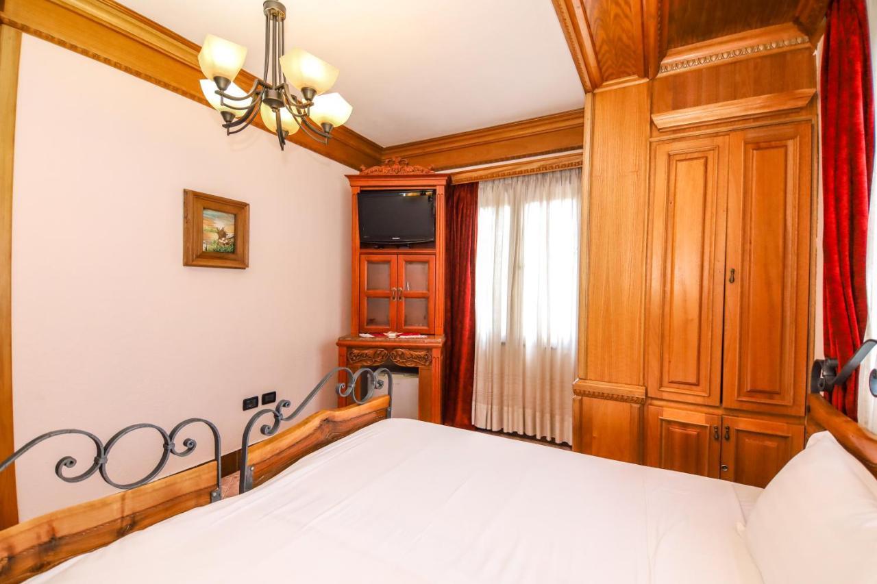 Brilant Antik Hotel Тирана Екстериор снимка